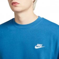 NIKE FELPA GIROCOLLO CLUB MINI LOGO Royal -Strada Moda nike bv2666 felpa girocollo club mini logo sport style uomo 044513801 407 3