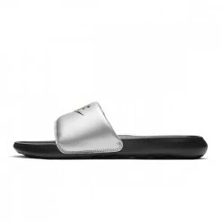 NIKE VICTORI ONE SLIDE DONNA Argento, Nero -Strada Moda nike cn9677 w victori one slide tutti sandali donna 045209501 006 5