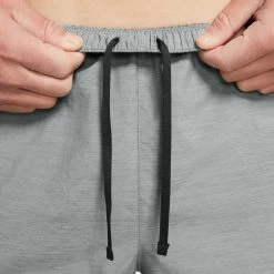 NIKE SHORT CHALLENGER 7" Grigio 10 NIKE SHORT CHALLENGER 7" Grigio -Strada Moda nike cz9066 short challenger 7 abbigliamento running uomo 042661201 084 4