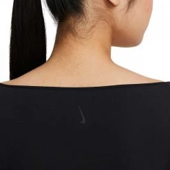 NIKE MAGLIA MANICA LUNGA YOGA LUXE DONNA Nero -Strada Moda nike da0719 maglia manica lunga yoga luxe donna abbigliamento training e palestra donna 044572401 010 4