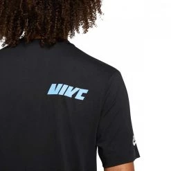NIKE T-SHIRT ESSENTIAL FUTURA Nero -Strada Moda nike dm6377 t shirt essential futura sport style uomo 044502301 010 4