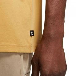 NIKE SB T-SHIRT LC BARKING Giallo 7 NIKE SB T-SHIRT LC BARKING Giallo -Strada Moda nike sb dq1856 t shirt lc barking street style uomo 044740401 777 3