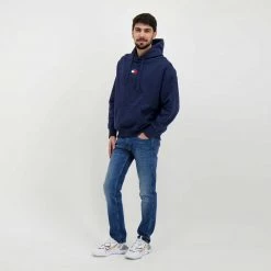 TOMMY JEANS FELPA CON CAPPUCCIO TOMMY BADGE Blu -Strada Moda tommy jeans dm0dm10904 felpa con cappuccio tommy badge casual uomo 043512301 c87 6