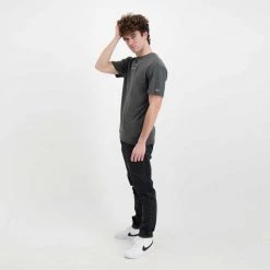 TOMMY JEANS T-SHIRT D2 TINY LINEAR Nero -Strada Moda tommy jeans dm0dm12852 t shirt d2 tiny linear casual uomo 045110101 bds 5