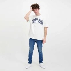 TOMMY JEANS T-SHIRT TOMMY COLLEGIATE Bianco -Strada Moda tommy jeans dm0dm12856 t shirt tommy collegiate casual uomo 045110401 ybr 5