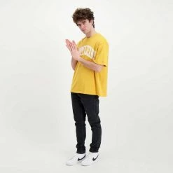 TOMMY JEANS T-SHIRT TOMMY COLLEGIATE Giallo -Strada Moda tommy jeans dm0dm12856 t shirt tommy collegiate casual uomo 045110501 zfw 5