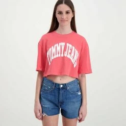 TOMMY JEANS T-SHIRT CROP OVER COLLEGE DONNA Rosa -Strada Moda tommy jeans dw0dw12835 t shirt crop over college donna casual donna 045114701 tij 3