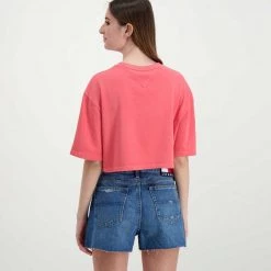 TOMMY JEANS T-SHIRT CROP OVER COLLEGE DONNA Rosa -Strada Moda tommy jeans dw0dw12835 t shirt crop over college donna casual donna 045114701 tij 4
